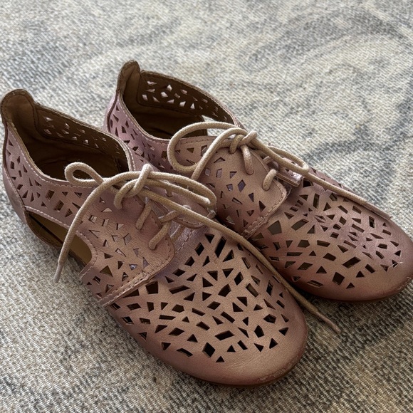 Stylish Lace-Up Cutout Shoes in Pink Metallic - Picture 3 of 8